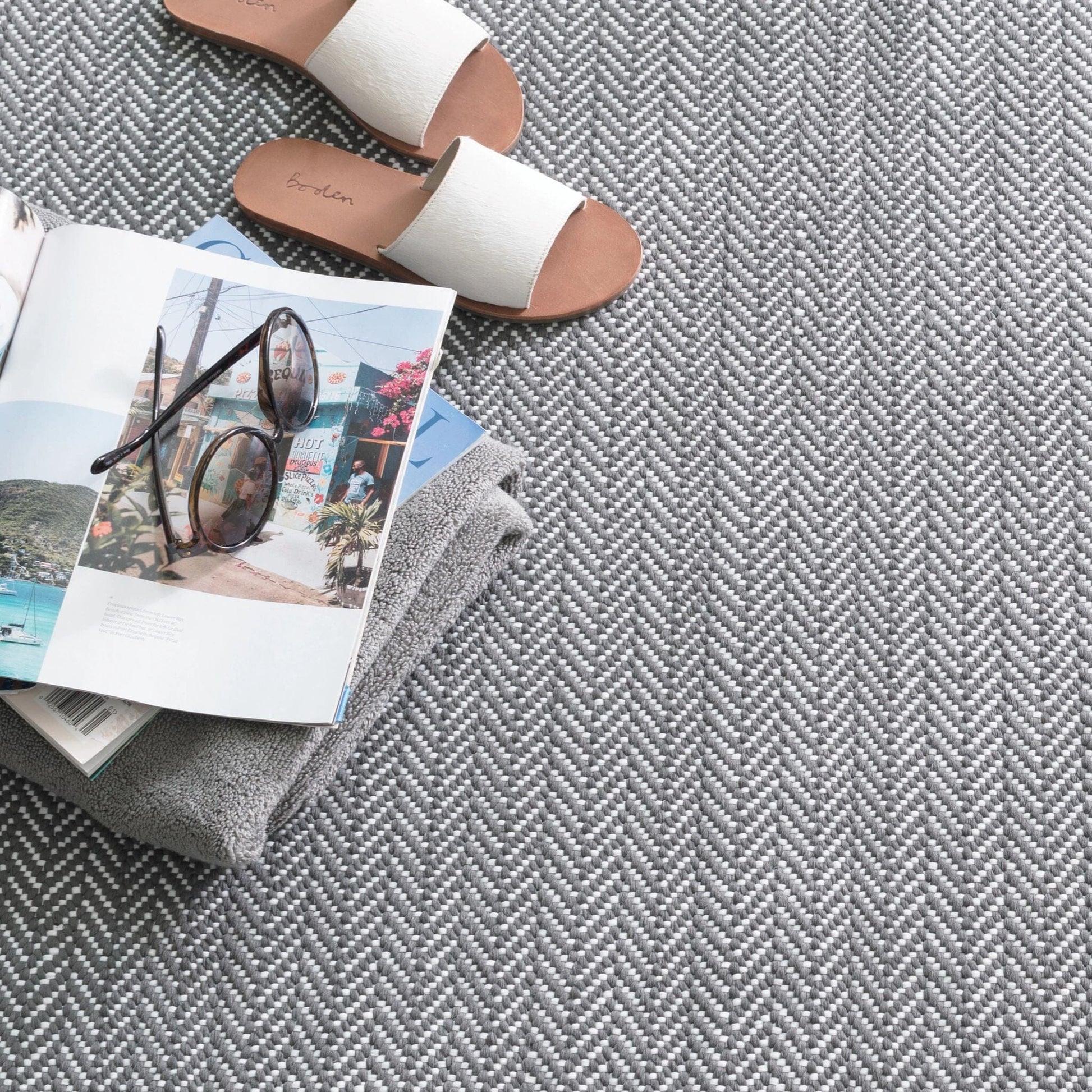 Herringbone Shale/White Handwoven Indoor/Outdoor Rug Rugs 