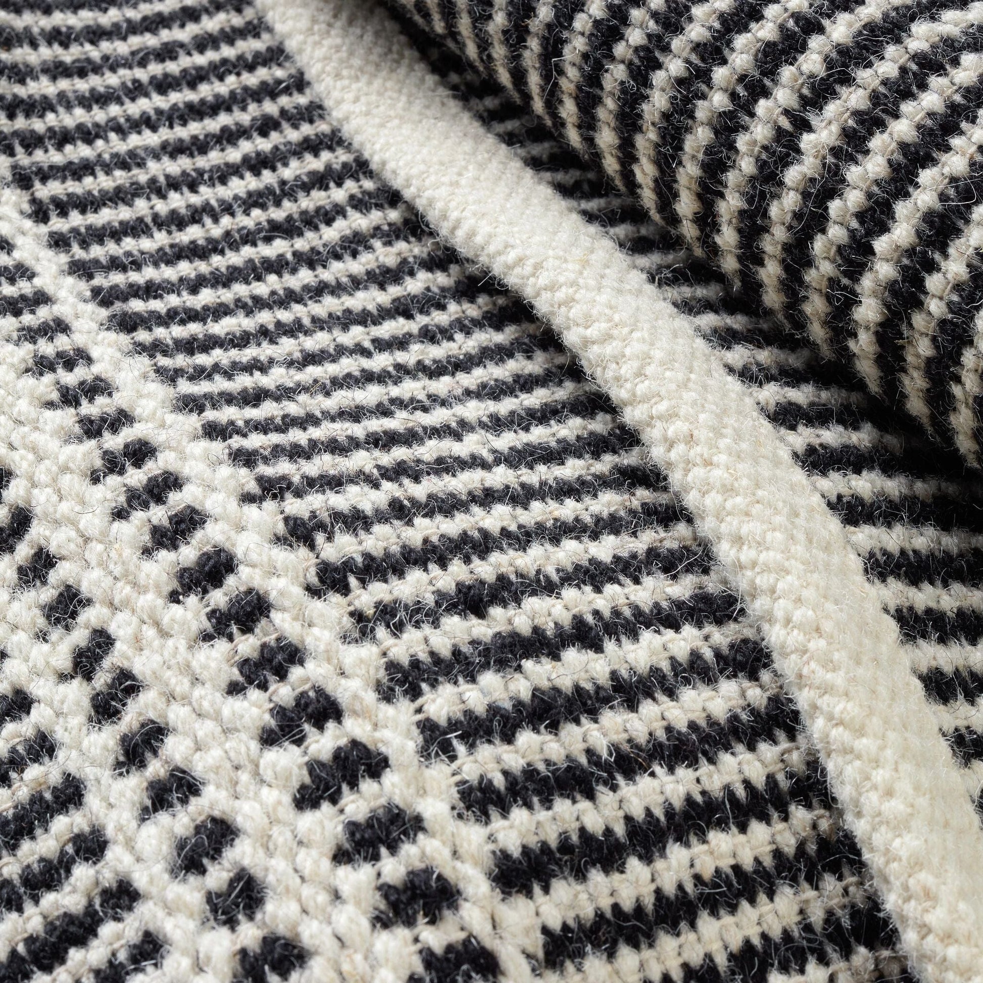 Malta Black/Ivory Handwoven Wool Rug Rugs 